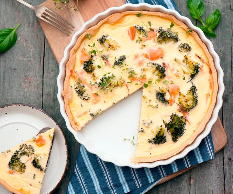 Tarta z brokułem i łososiem Tarta z brokułem i łososiem