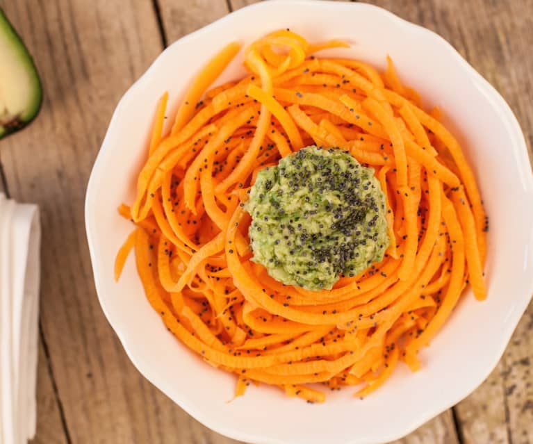 Surowe spaghetti z marchewki z pesto z awokado (dieta raw) Surowe spaghetti z marchewki z pesto z awokado (dieta raw)