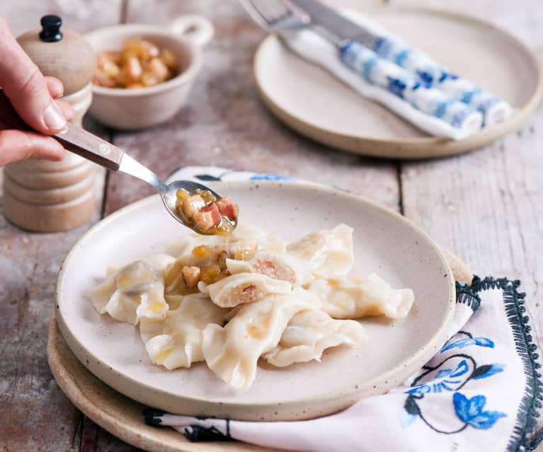 Pierogi z farszem z surowych ziemniaków i boczku Pierogi z farszem z surowych ziemniaków i boczku