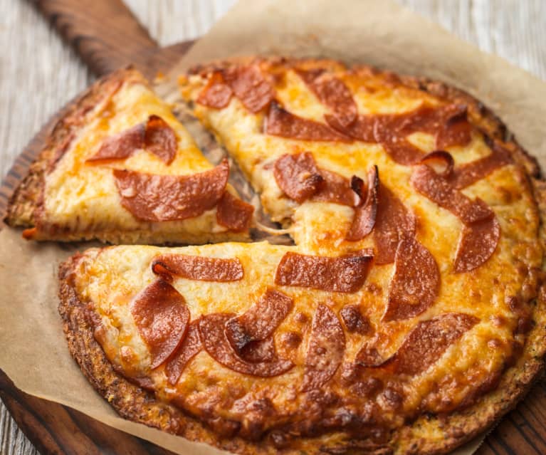 Pizza kalafiorowa z kiełbasą pepperoni Pizza kalafiorowa z kiełbasą pepperoni