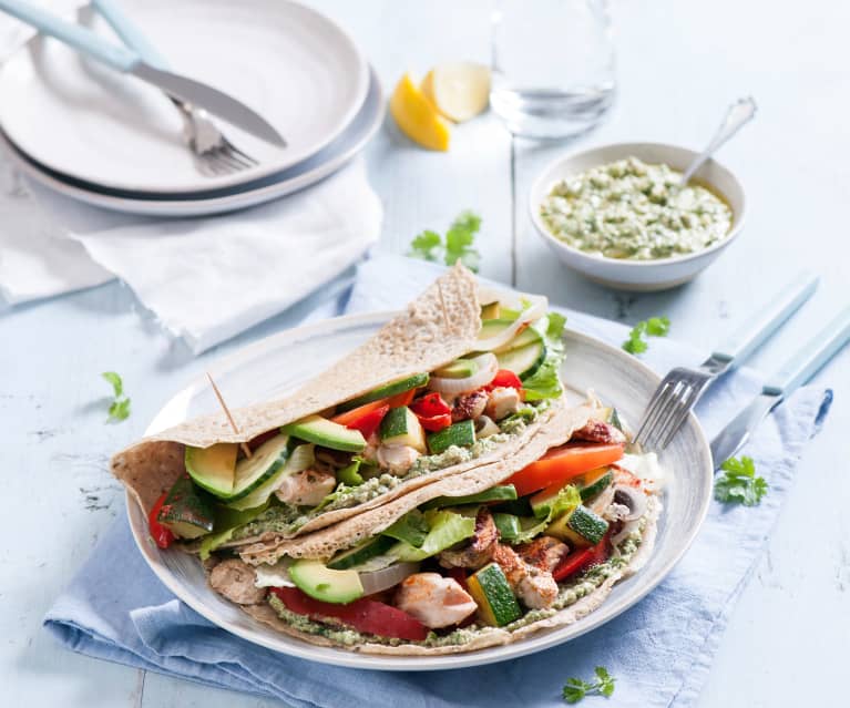 Gryczane naleśniki z pesto, kurczakiem i warzywami gotowanymi na parze Gryczane naleśniki z pesto, kurczakiem i warzywami gotowanymi na parze