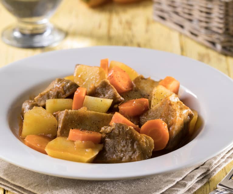 Gulasz z seitanu, ziemniaków i marchewki Gulasz z seitanu, ziemniaków i marchewki