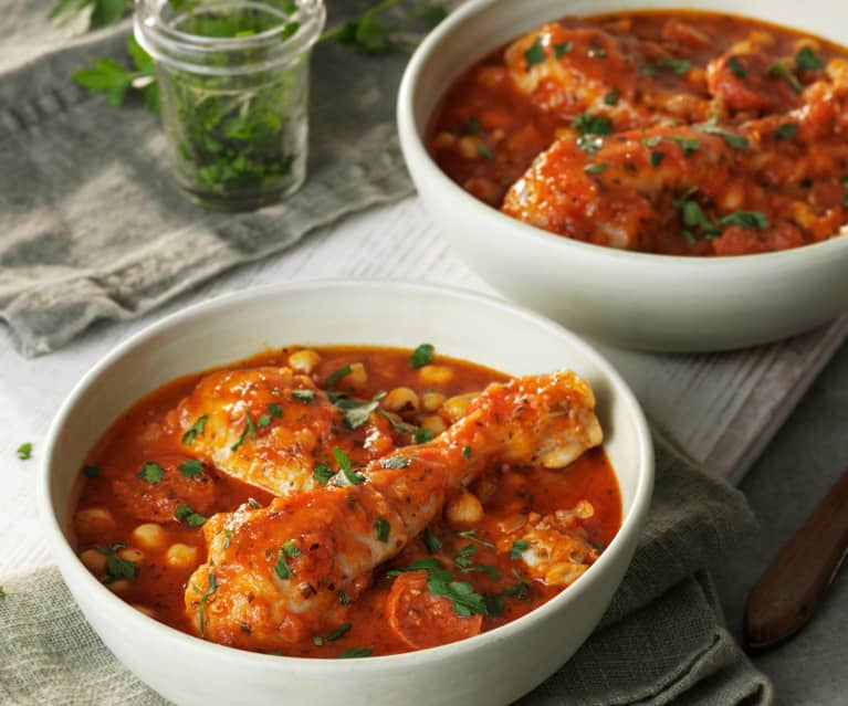 Gulasz z kurczaka, chorizo i ciecierzycy Gulasz z kurczaka, chorizo i ciecierzycy