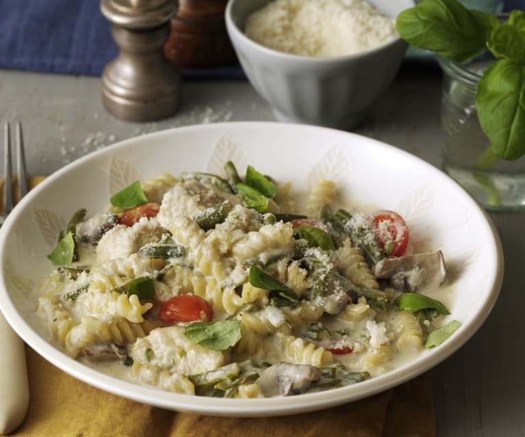 Makaron z kurczakiem, pieczarkami i zieloną fasolką Makaron z kurczakiem, pieczarkami i zieloną fasolką