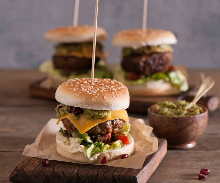 Burgery z chorizo, guacamole i granatem Burgery z chorizo, guacamole i granatem