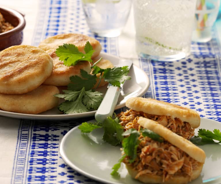 Wenezuelski szarpany kurczak z bułeczkami arepas Wenezuelski szarpany kurczak z bułeczkami arepas