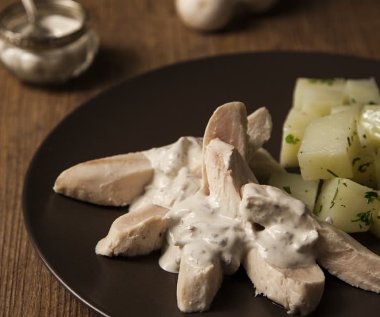 Kurczak z sosem pieczarkowym i ziemniakami Kurczak z sosem pieczarkowym i ziemniakami