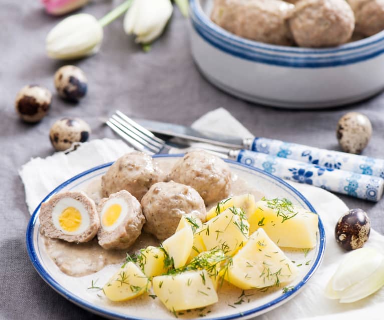 Pulpety z jajkiem przepiórczym w sosie pieczarkowym Pulpety z jajkiem przepiórczym w sosie pieczarkowym