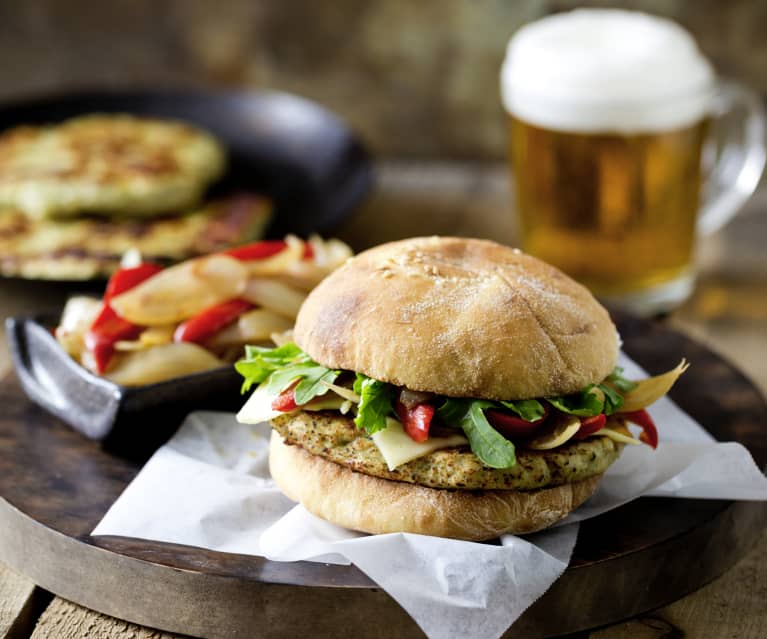 Burgery z indyka z karmelizowaną cebulą i papryką Burgery z indyka z karmelizowaną cebulą i papryką