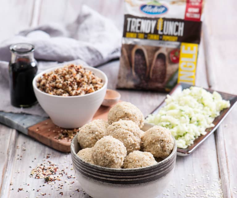 Trendy Lunch (quinoa trio, cukinia, pomidory)  z pulpetami z indyka i surówką Trendy Lunch (quinoa trio, cukinia, pomidory)  z pulpetami z indyka i surówką