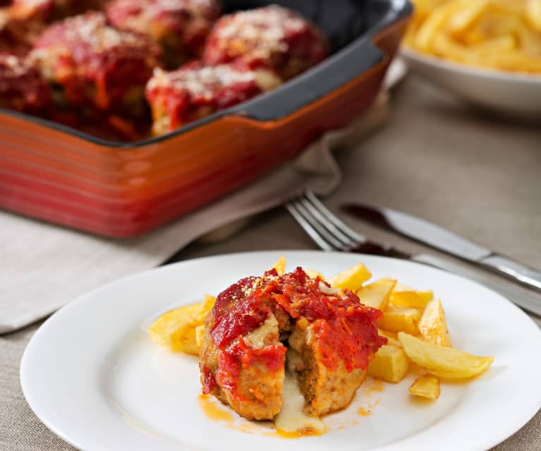 Kotlety (croquetas) faszerowane serem i boczkiem z sosem pomidorowym Kotlety (croquetas) faszerowane serem i boczkiem z sosem pomidorowym