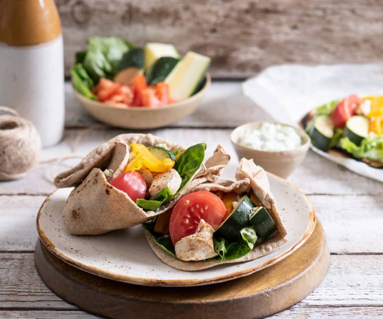 Tortilla razowa z kurczakiem i warzywami Tortilla razowa z kurczakiem i warzywami