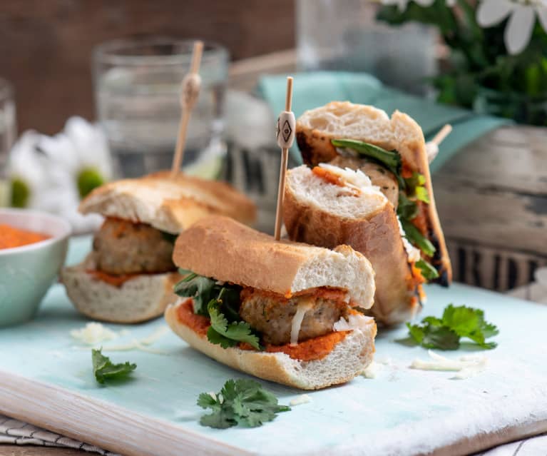 Sandwich z orientalnymi pulpecikami z indyka Sandwich z orientalnymi pulpecikami z indyka