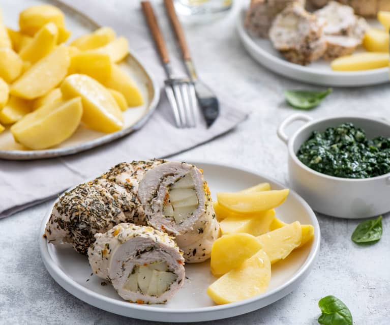 Roladki z indyka z gruszką, ziemniakami i duszonym szpinakiem Roladki z indyka z gruszką, ziemniakami i duszonym szpinakiem