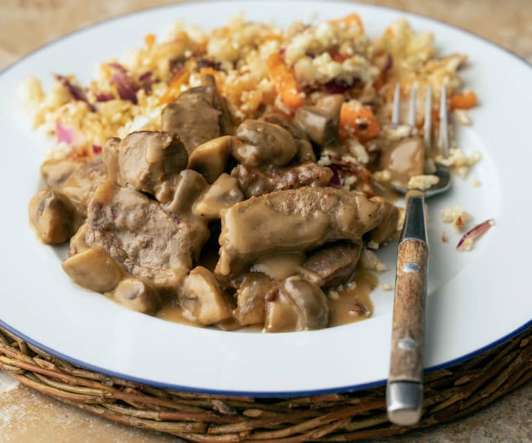 Wieprzowina z pieczarkami w sosie własnym i surówka z kalafiora Wieprzowina z pieczarkami w sosie własnym i surówka z kalafiora