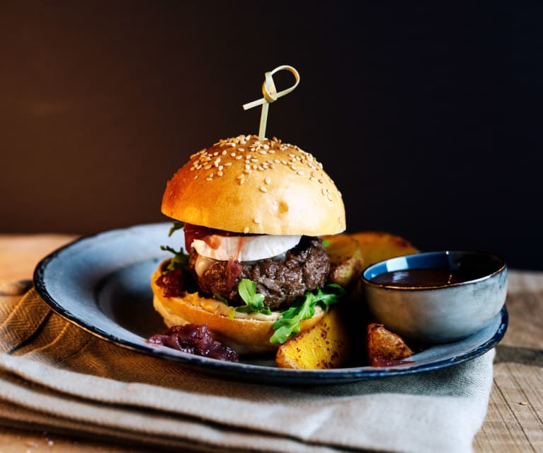 Burgery wołowe z kozim serem i chutneyem z czerwonej cebuli Burgery wołowe z kozim serem i chutneyem z czerwonej cebuli