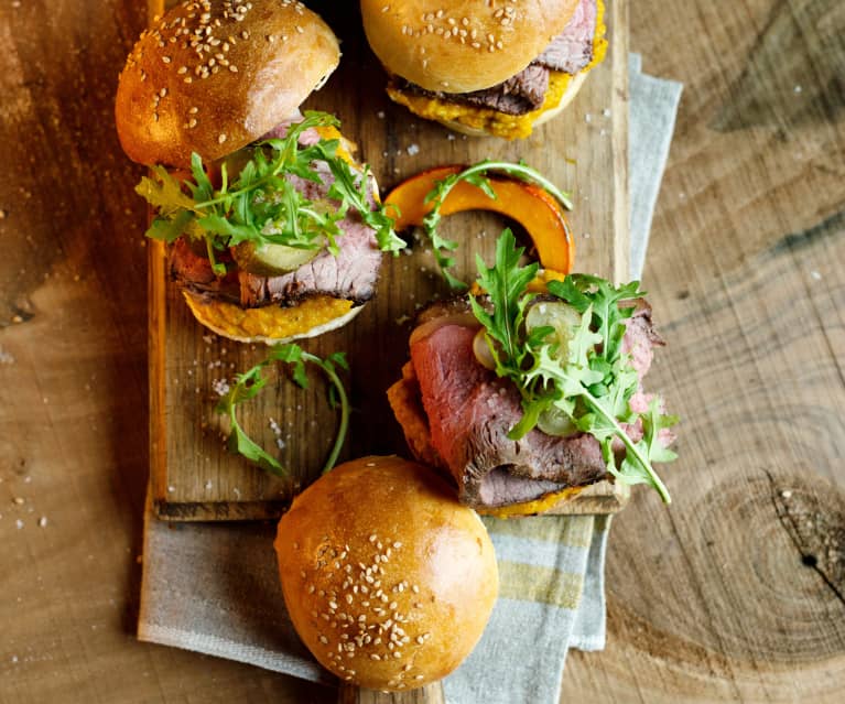 Burgery z plastrami grillowanej wołowiny, pastą z dyni i rukolą Burgery z plastrami grillowanej wołowiny, pastą z dyni i rukolą