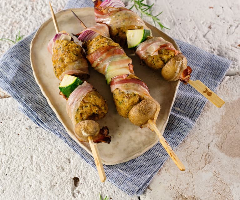 Grillowane szaszłyki drobiowe (drobiowe cevapcici) z warzywami Grillowane szaszłyki drobiowe (drobiowe cevapcici) z warzywami