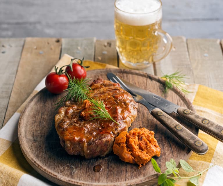 Grillowane kotlety ze schabu z masłem pomidorowo-czosnkowym Grillowane kotlety ze schabu z masłem pomidorowo-czosnkowym