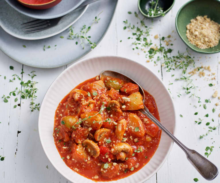 Gulasz z kurczakiem, chorizo i ziemniakami Gulasz z kurczakiem, chorizo i ziemniakami