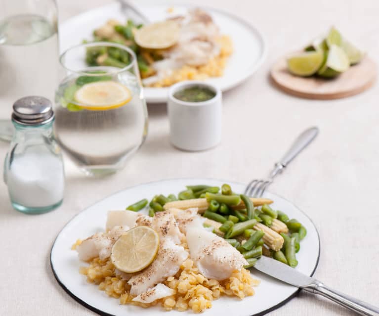 Halibut na parze z warzywami, żółtą soczewicą i zielonym sosem Halibut na parze z warzywami, żółtą soczewicą i zielonym sosem