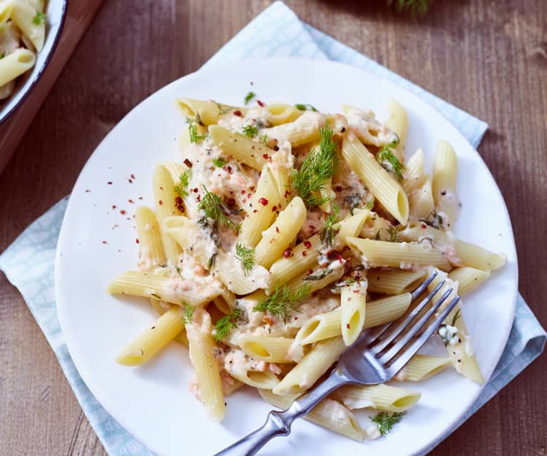Penne w sosie śmietanowym z łososiem i koperkiem Penne w sosie śmietanowym z łososiem i koperkiem