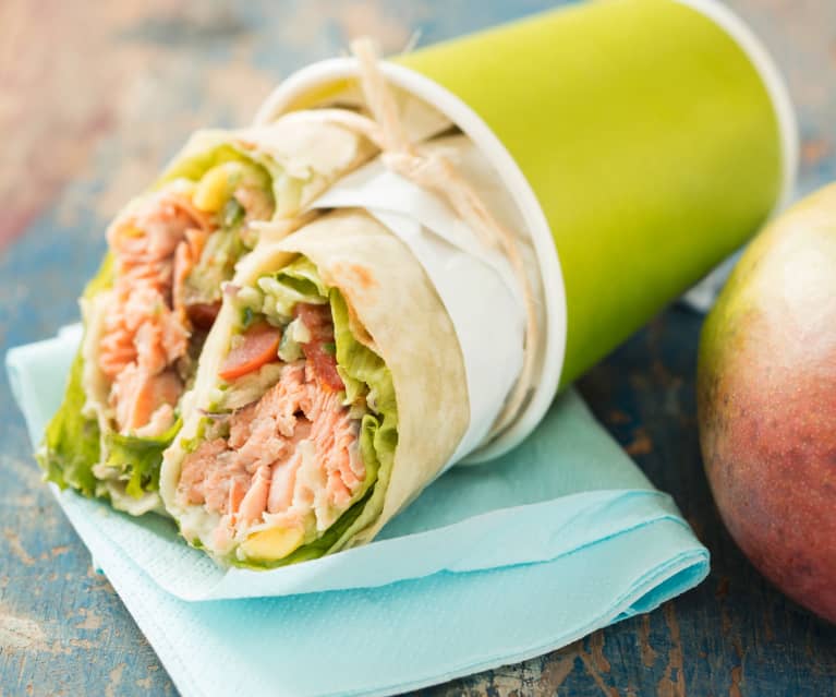 Wrapy z pstrągiem łososiowym i salsą z awokado i mango Wrapy z pstrągiem łososiowym i salsą z awokado i mango
