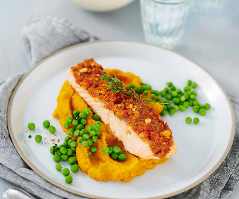 Łosoś z pomidorową kruszonką na purée z batatów Łosoś z pomidorową kruszonką na purée z batatów