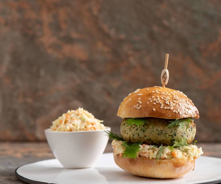 Burgery z łososia w domowej bułce z sałatką Colesław Burgery z łososia w domowej bułce z sałatką Colesław
