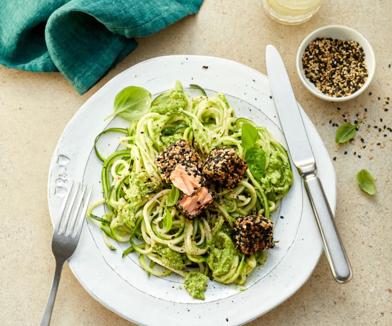 Spaghetti z cukinii z łososiem i pesto Spaghetti z cukinii z łososiem i pesto