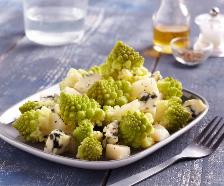 Sałatka z kalafiorem romanesco, gruszką i serem roquefort Sałatka z kalafiorem romanesco, gruszką i serem roquefort