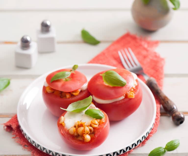 Pomidory faszerowane makaronem z mozzarellą Pomidory faszerowane makaronem z mozzarellą