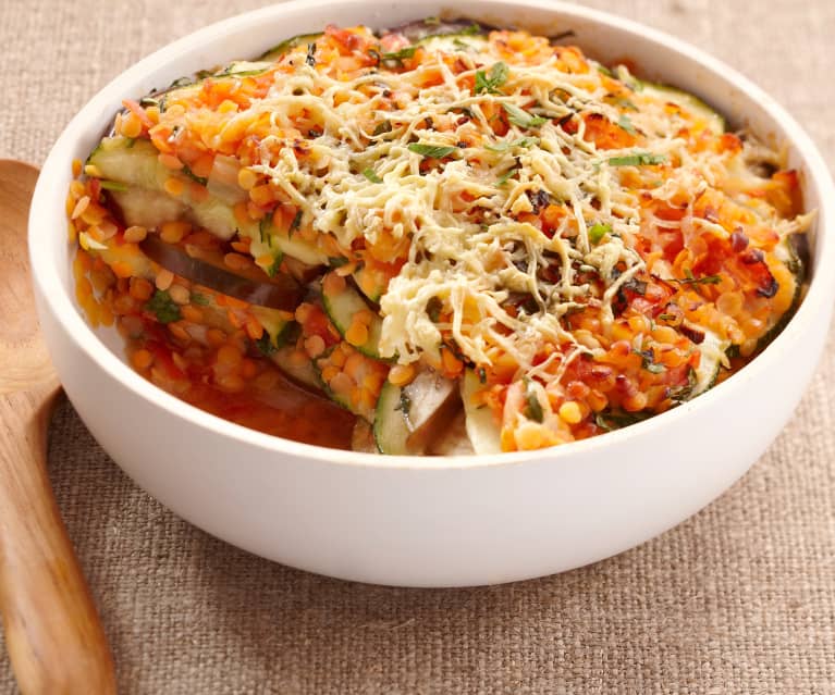 Gratin z czerwoną soczewicą, bakłażanem i cukinią Gratin z czerwoną soczewicą, bakłażanem i cukinią