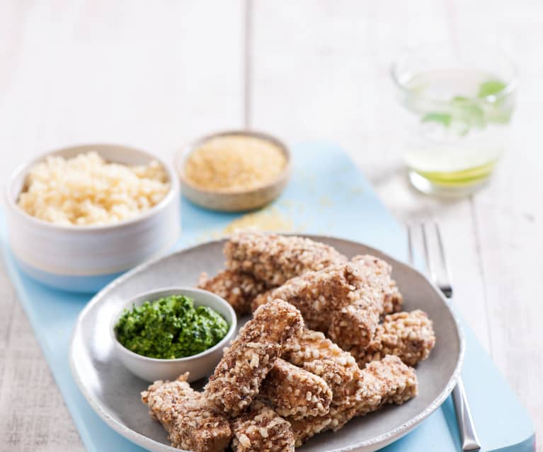 Tofu nuggetsy z pesto pietruszkowo-nerkowcowym i kaszą bulgur Tofu nuggetsy z pesto pietruszkowo-nerkowcowym i kaszą bulgur