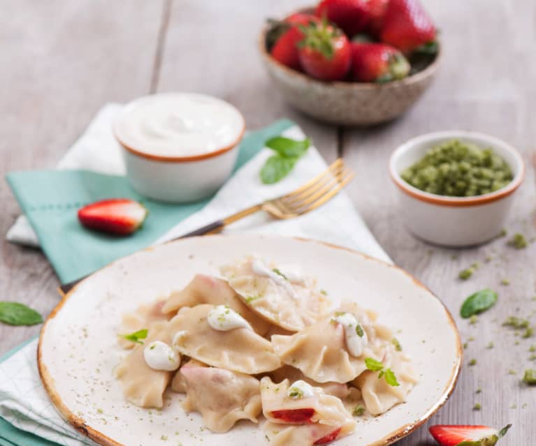 Pierogi z truskawkami ze śmietaną i miętowym cukrem Pierogi z truskawkami ze śmietaną i miętowym cukrem