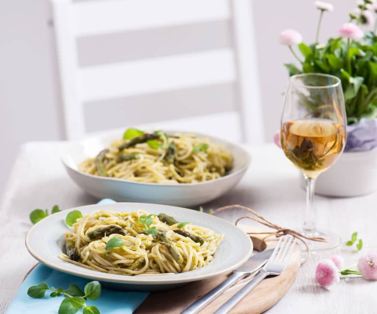 Spaghetti z sosem szparagowym Spaghetti z sosem szparagowym