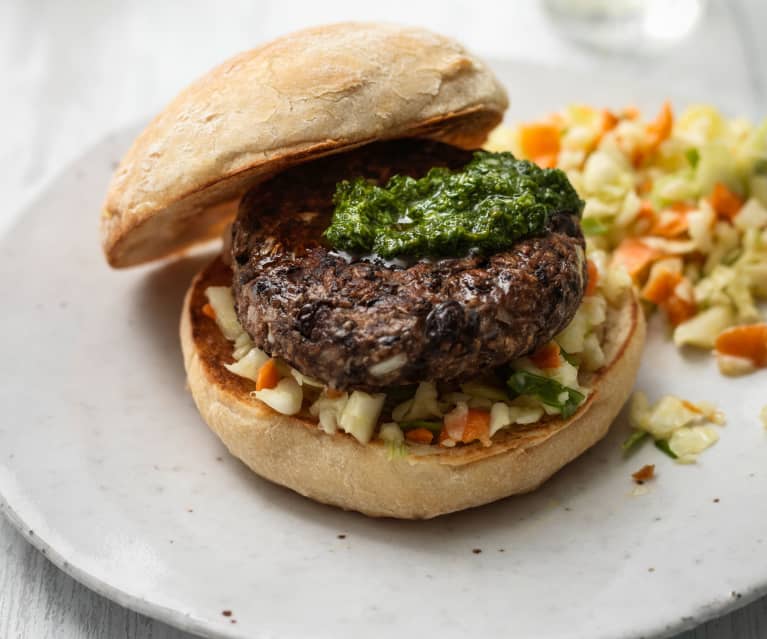 Burgery fasolowe z sosem pistou i surówką kolesław Burgery fasolowe z sosem pistou i surówką kolesław