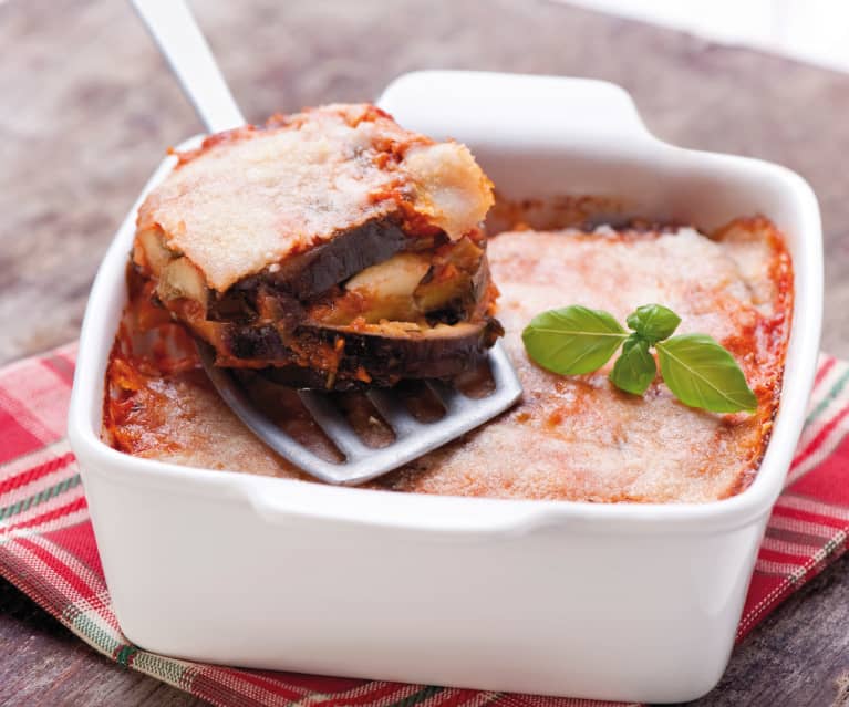Bakłażan zapiekany z parmezanem i mozzarellą Bakłażan zapiekany z parmezanem i mozzarellą