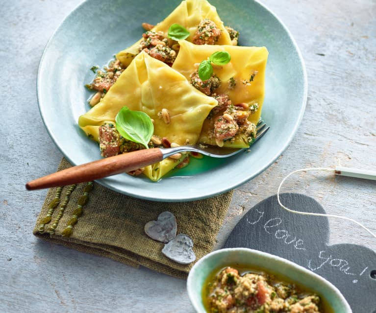 Pierożki wonton z serem kozim i sosem Pistou Pierożki wonton z serem kozim i sosem Pistou