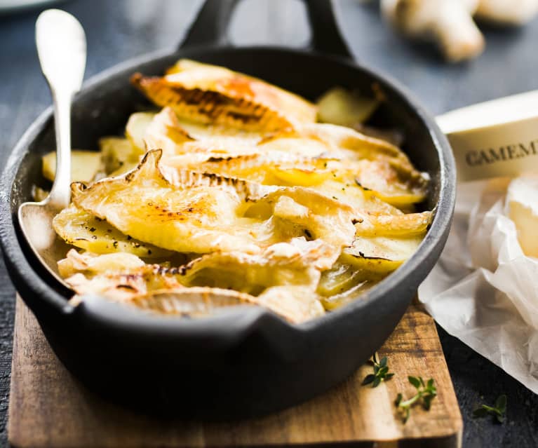 Zapiekanka ziemniaczana z pieczarkami i serem camembert Zapiekanka ziemniaczana z pieczarkami i serem camembert