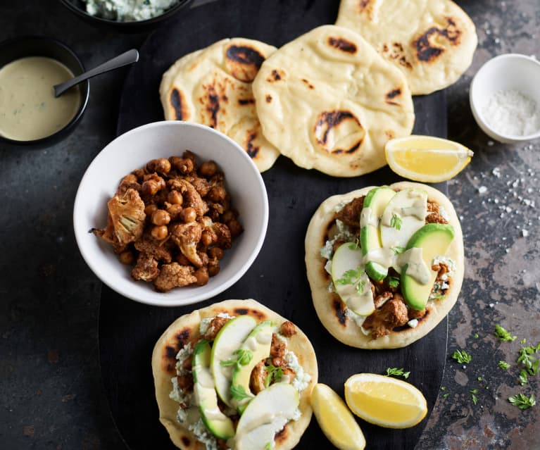 Chlebki naan z kalafiorem i ciecierzycą, dipem z fety i matcha tahini Chlebki naan z kalafiorem i ciecierzycą, dipem z fety i matcha tahini