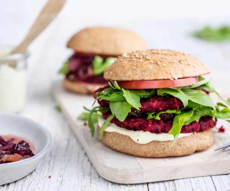 Burgery z buraka z karmelizowaną cebulą Burgery z buraka z karmelizowaną cebulą