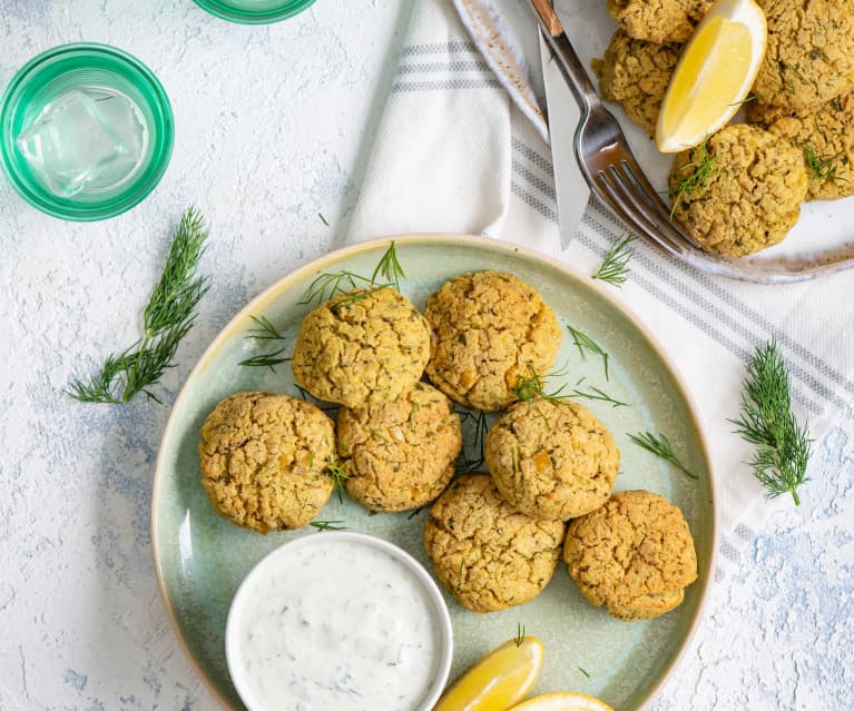 Pieczone falafele i sos jogurtowy z koperkiem Pieczone falafele i sos jogurtowy z koperkiem