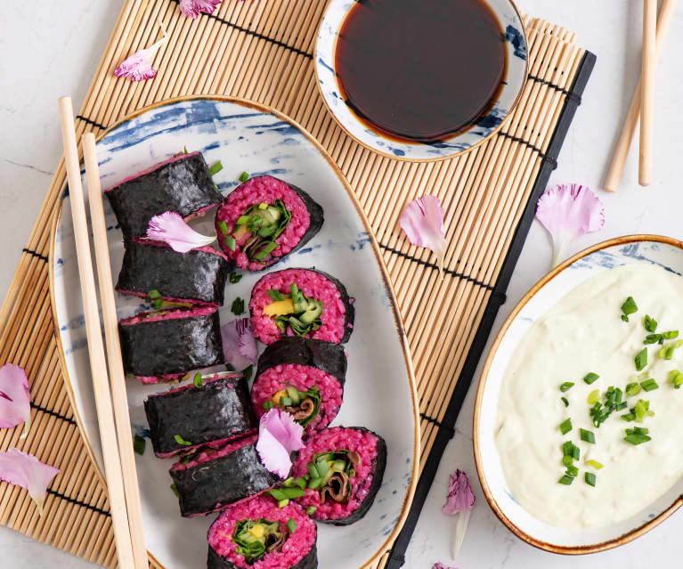 Różowe sushi z warzywami i sosem awokado-wasabi Różowe sushi z warzywami i sosem awokado-wasabi