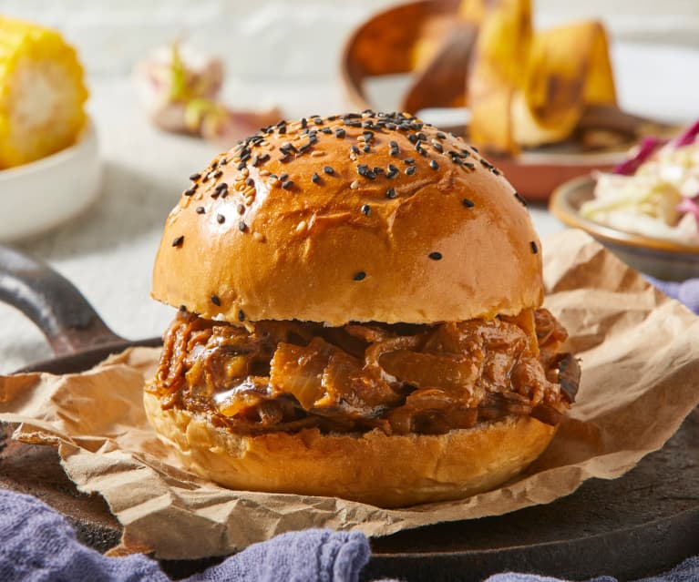 Burgery ze skórkami banana à la pulled pork Burgery ze skórkami banana à la pulled pork