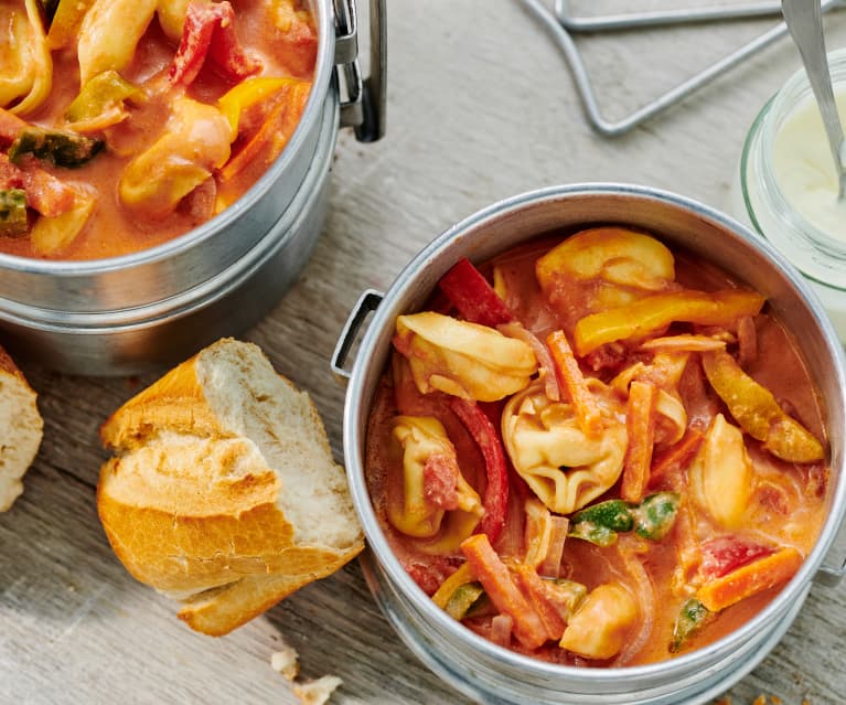 Zupa pomidorowo-paprykowa z tortellini Zupa pomidorowo-paprykowa z tortellini