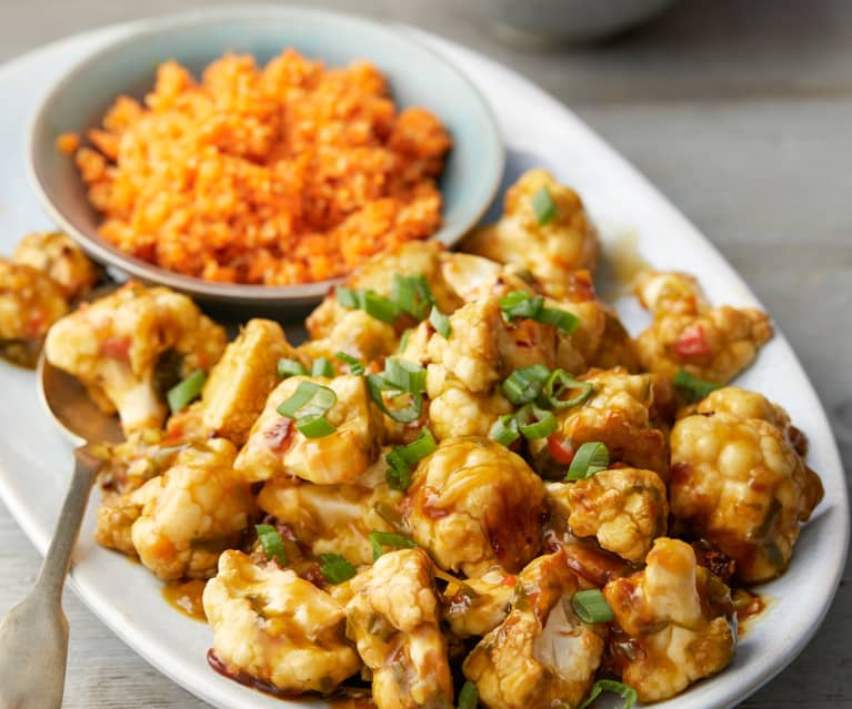 Kalafior Kung Pao z ryżem i sezamową surówką z marchewki Kalafior Kung Pao z ryżem i sezamową surówką z marchewki
