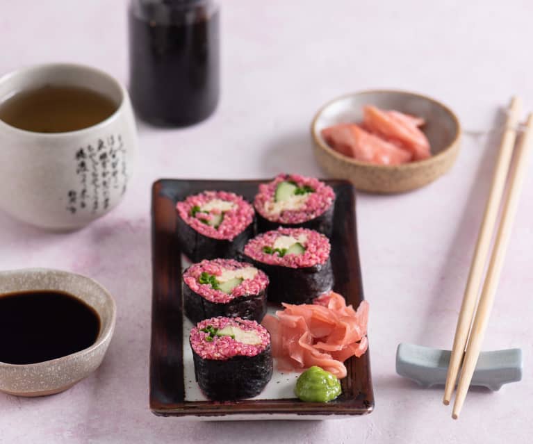 Różowe sushi z komosy ryżowej z omletem Tamago Różowe sushi z komosy ryżowej z omletem Tamago