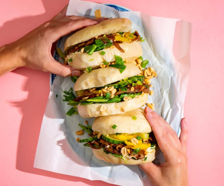 Bao Burger z bananiną hoisin i piklowanymi ogórkami z mango Bao Burger z bananiną hoisin i piklowanymi ogórkami z mango