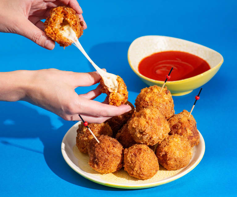 Pomidorowe arancini z ciągnącą się mozzarellą Pomidorowe arancini z ciągnącą się mozzarellą